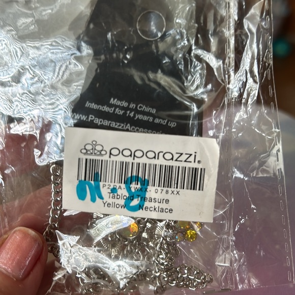 Nella iridescent short necklace - Picture 4 of 4